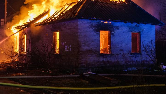 Дві нічні пожежі на Чернігівщині: горіли будинок та квартира