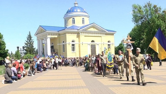 У Прилуках громада прощалася з 22-річним бійцем, який загинув на Донбасі