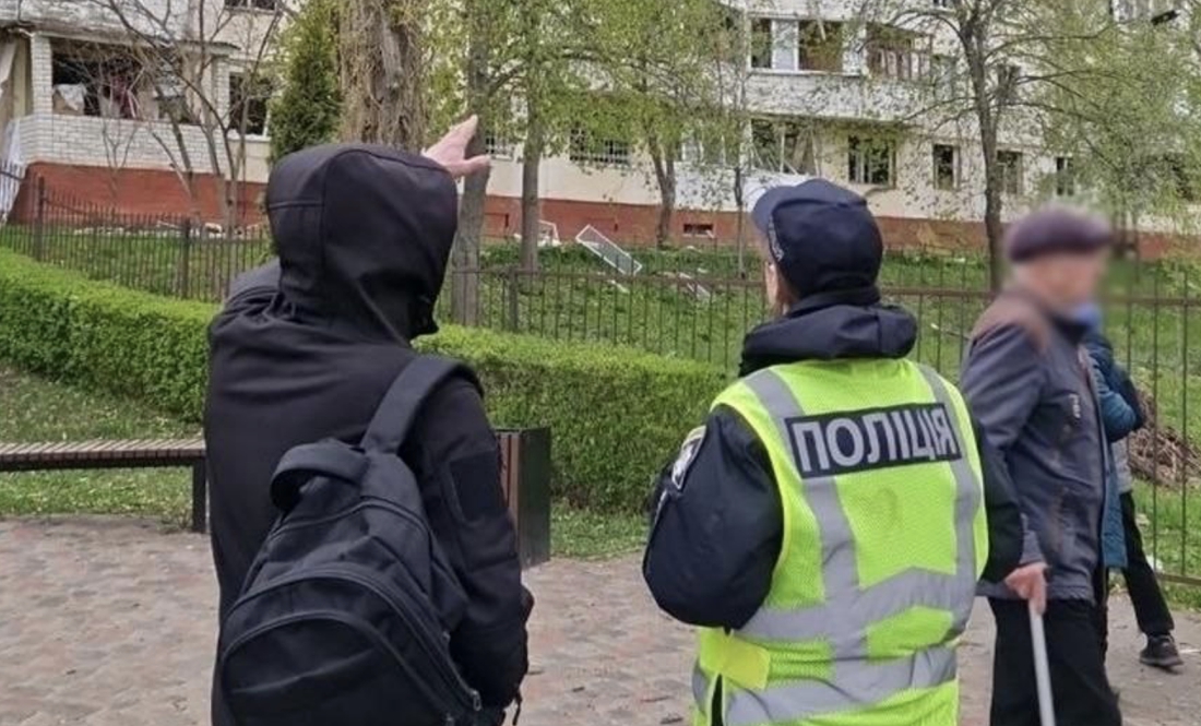 Поліція та комунальники: що відбувається на місці прильоту в Чернігові