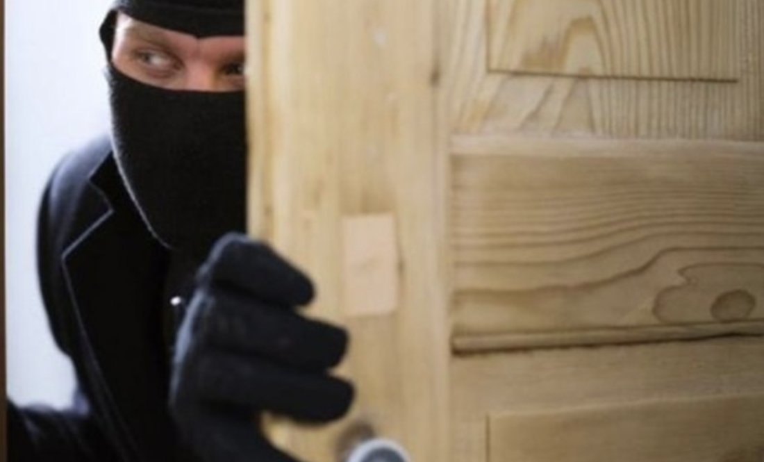 Двоє чоловіків вломились у хату і пограбували пенсіонерів: скільки дав суд