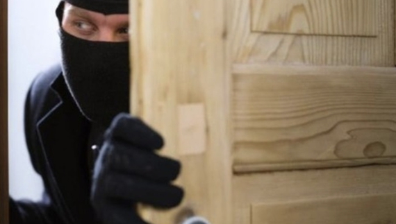 Двоє чоловіків вломились у хату і пограбували пенсіонерів: скільки дав суд