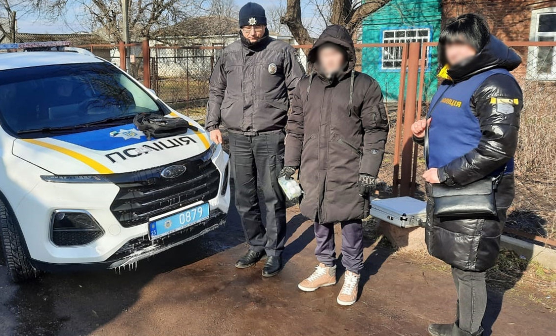 Небезпечна посилка: на Чернігівщині наркоторговці пересилали психотропні речовині у дитячих іграшках