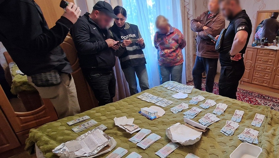 Директорка зі спільниками брали 4300 доларів за посаду вчителя