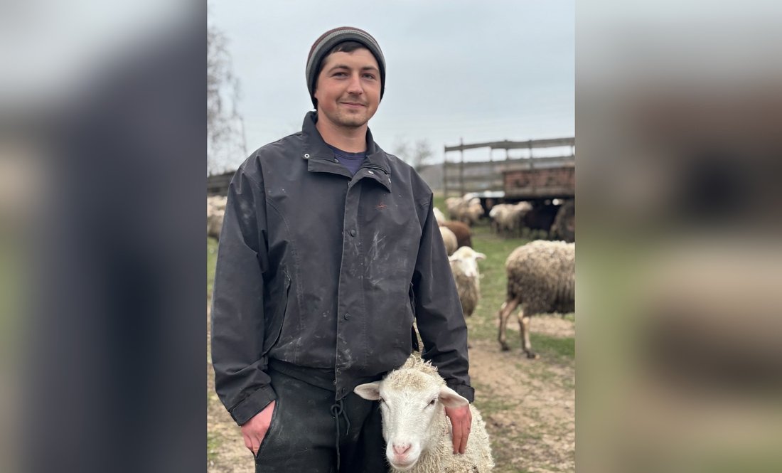 Дмитро падалиця з вівцею Муською. Фото Марини ЗАБІЯН