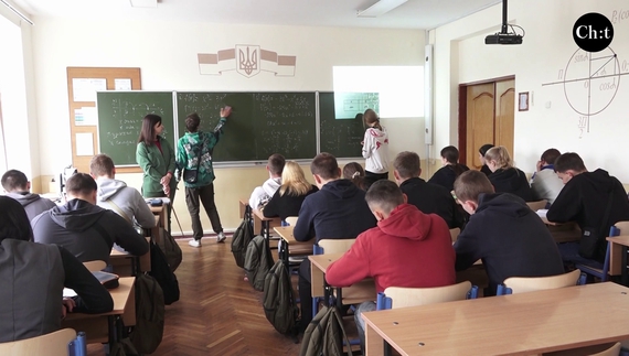 Учні одного з ліцеїв Чернігова в очікуванні завершення навчального року
