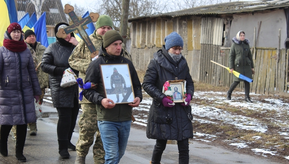 Загинули на Луганщині та Донеччині: у громадах Чернігівщини попрощались із бійцями ЗСУ