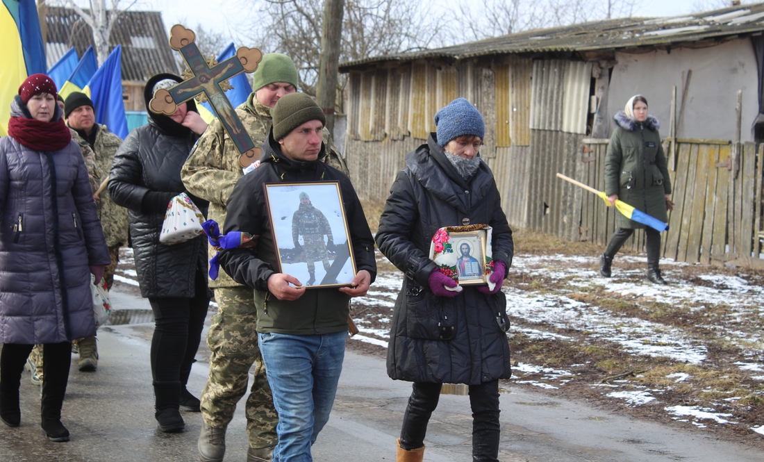 Загинули на Луганщині та Донеччині: у громадах Чернігівщини попрощались із бійцями ЗСУ