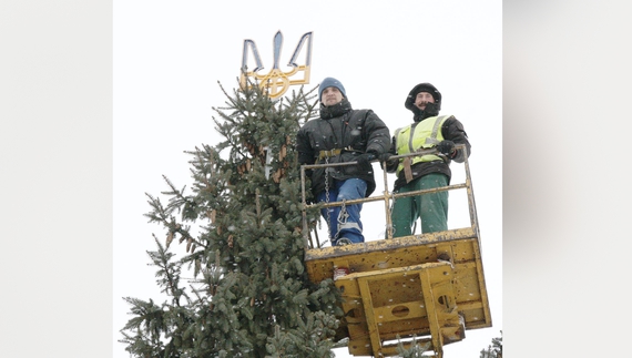 У Городні встановили незвичайну новорічну ялинку: без «вогників» і з тризубом замість зірки