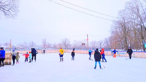 Катаються і на ковзанах, і без