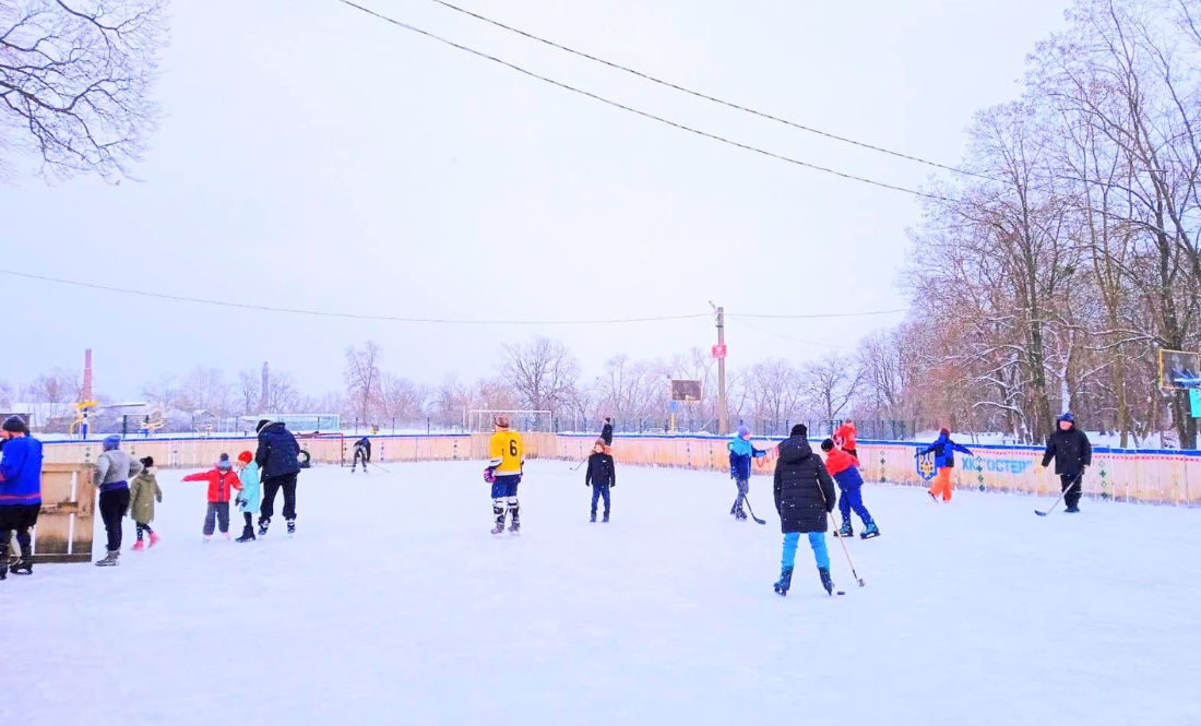 Катаються і на ковзанах, і без