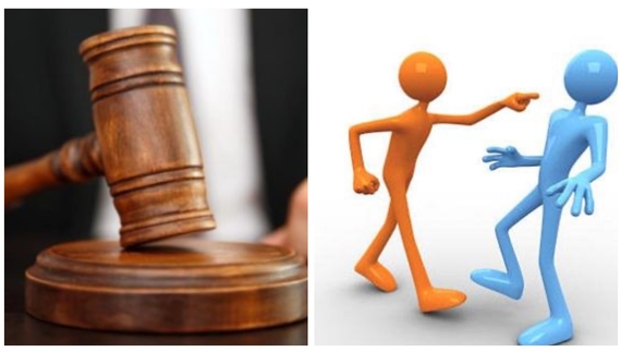 Одягла пластикове відро на голову: сусідки розбиралися через відеокамеру