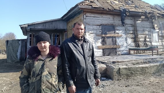 Юлія та В’ячеслав Муравки біля свого дому