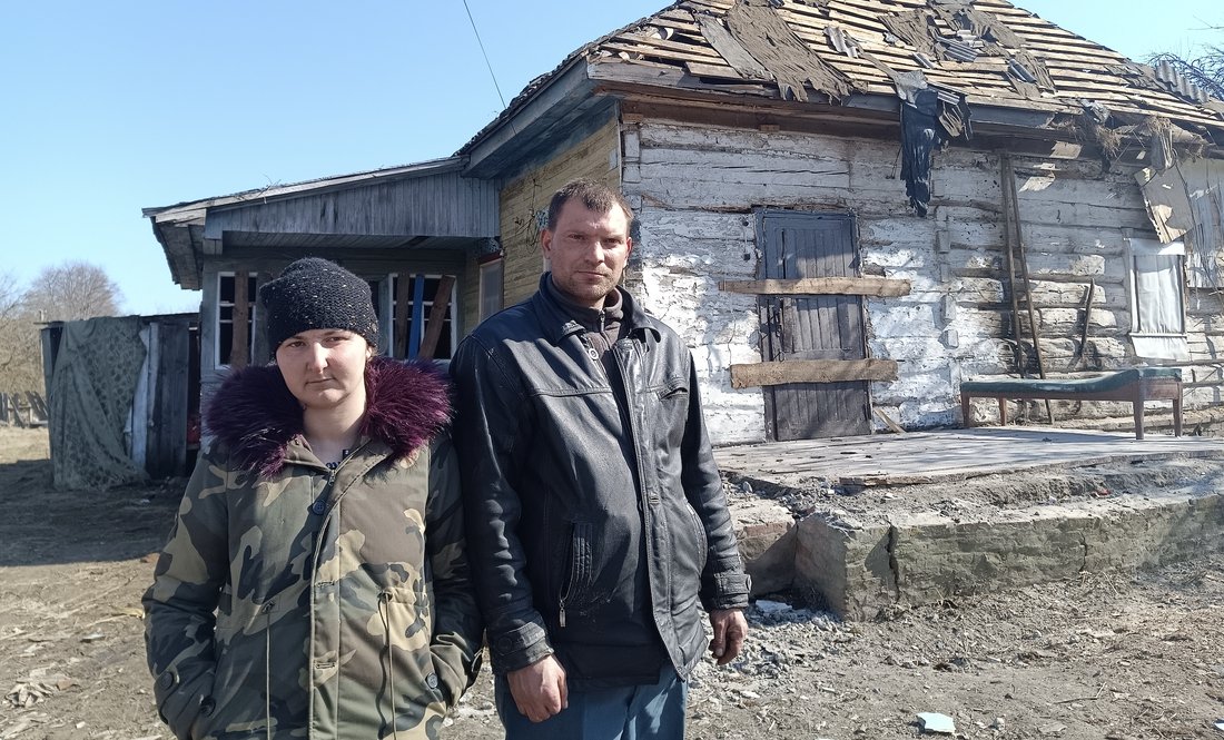 Юлія та В’ячеслав Муравки біля свого дому