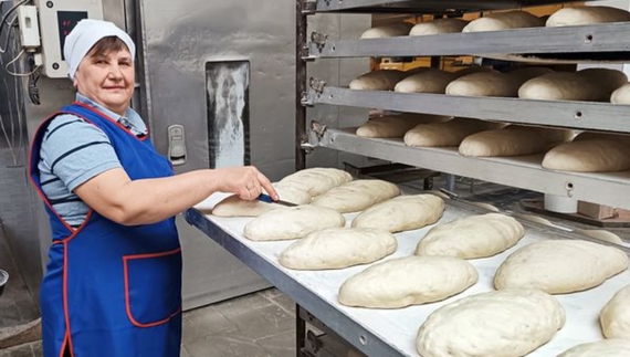 Працівниця Городнянського хлібзаводу пече хліб