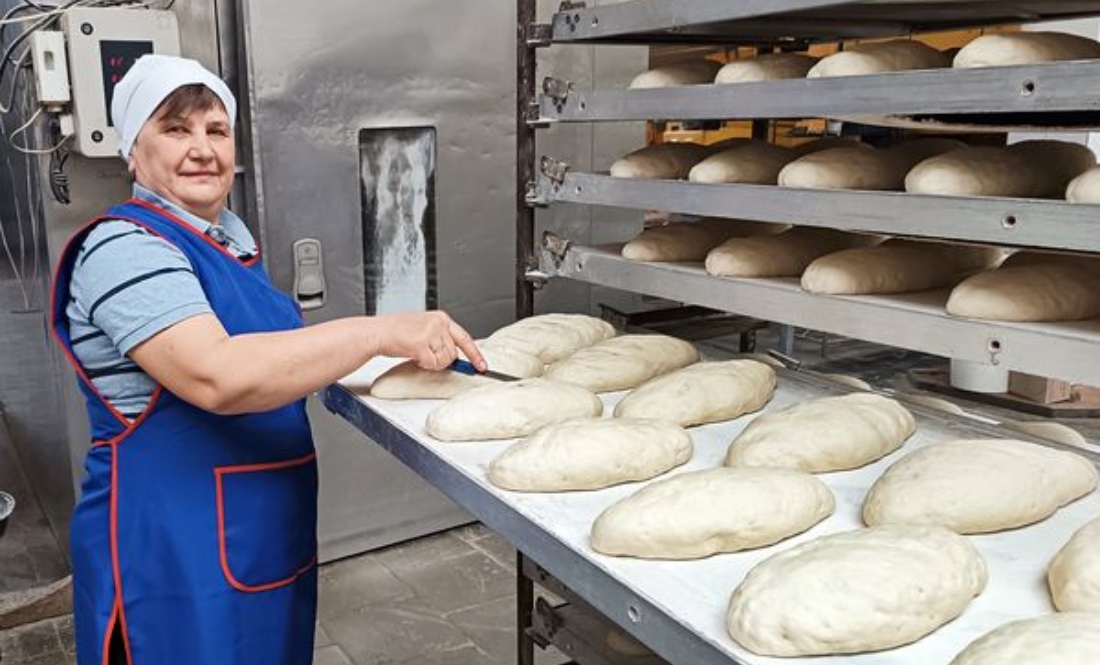 Працівниця Городнянського хлібзаводу пече хліб
