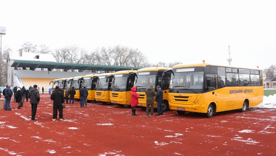 Турбота про дітей: школам Чернігівщини придбали 9 нових автобусів