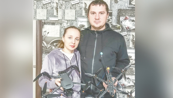 Подружжя вчителів із Чернігівщини власноруч збирає дрони