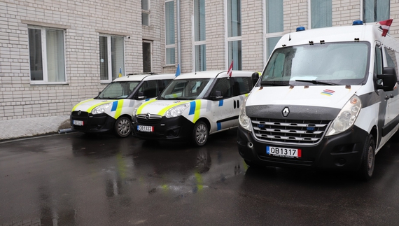 Три автівки для служби у прикордонні: латвійці допомогли поліції Чернігівщини
