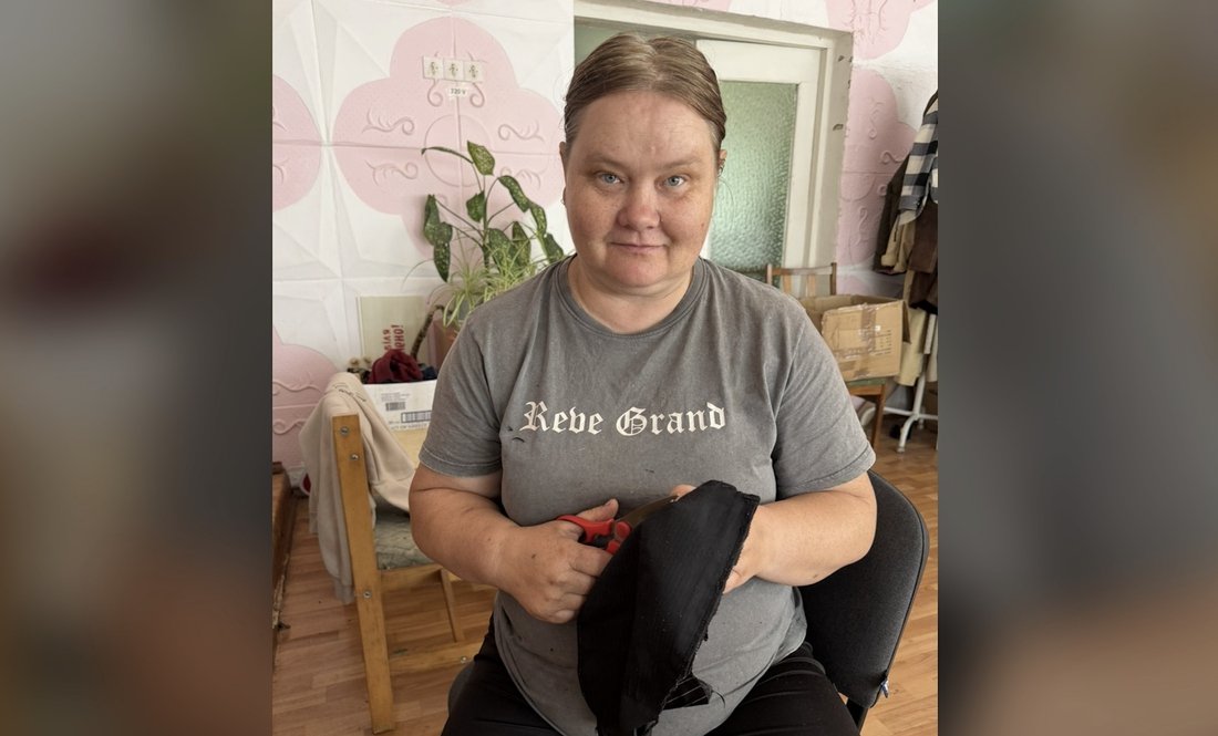 Оксана Насінник ріже тканину для сіток