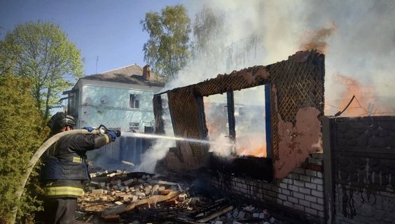 Після удару по Сновську працюють рятувальники. 5 травня