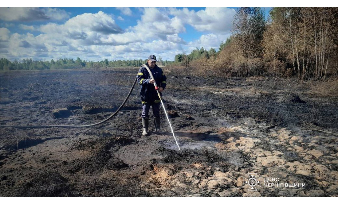 25 рятувальників гасять пожежу на торф'яниках у Чернігівському районі