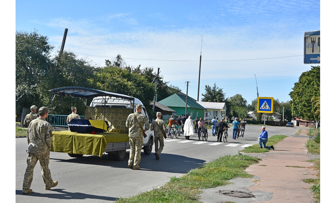 На Чернігівщині земляки провели в останню путь 39-річного воїна — рідних у нього не залишилося