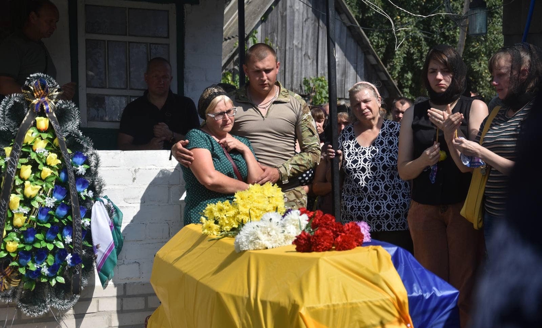 Носівська громада попрощалася з Героєм, який загинув на Харківщині