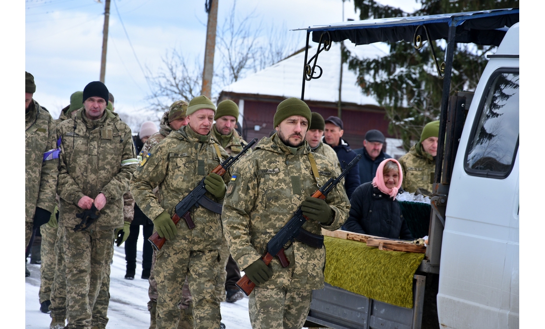 Народився в рф, а життя поклав за Україну: громада попрощалися із захисником