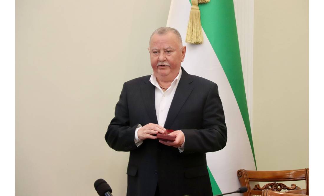 Державні нагороди військовим, медикам, освітянам і митцям: у Чернігові відзначили жителів області