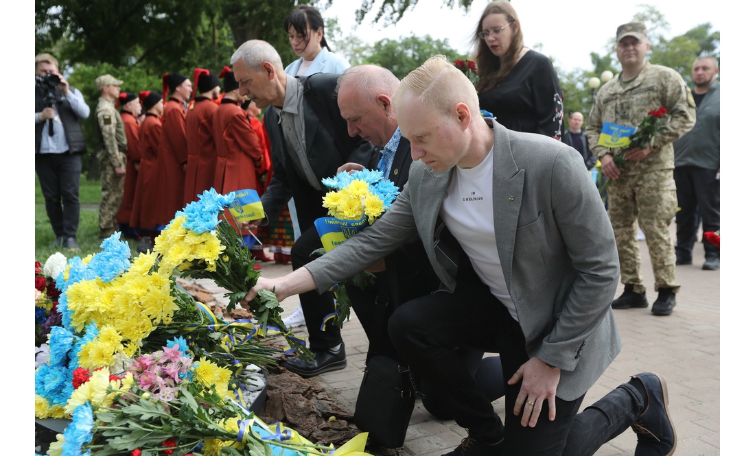 "Це місце для нас – святе": у Чернігові відкрили меморіальний знак на честь Героїв, загиблих у російсько-українській війні