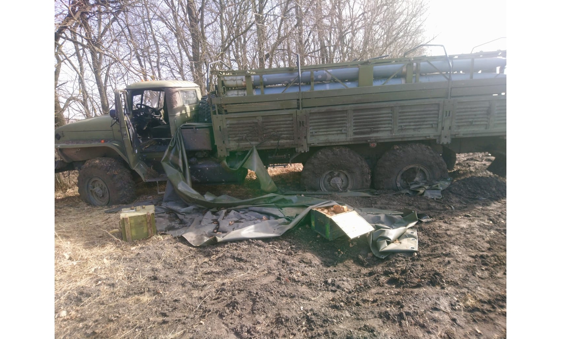 Укріплювали броню деревами: нові фото потрощеної російської техніки біля Чернігова