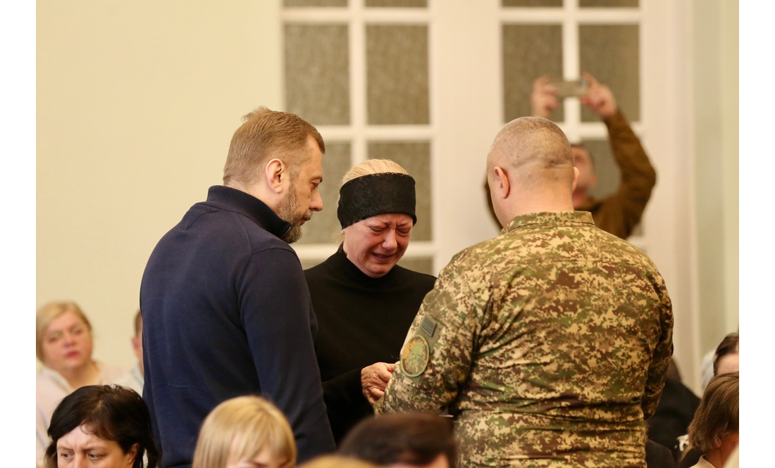 "Ця боротьба триває завдяки їм": родинам захисників із Чернігівщини передали посмертні нагороди