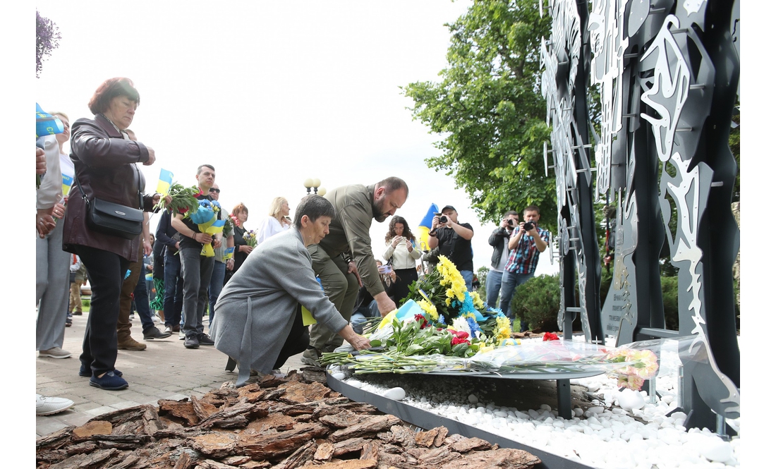 "Це місце для нас – святе": у Чернігові відкрили меморіальний знак на честь Героїв, загиблих у російсько-українській війні
