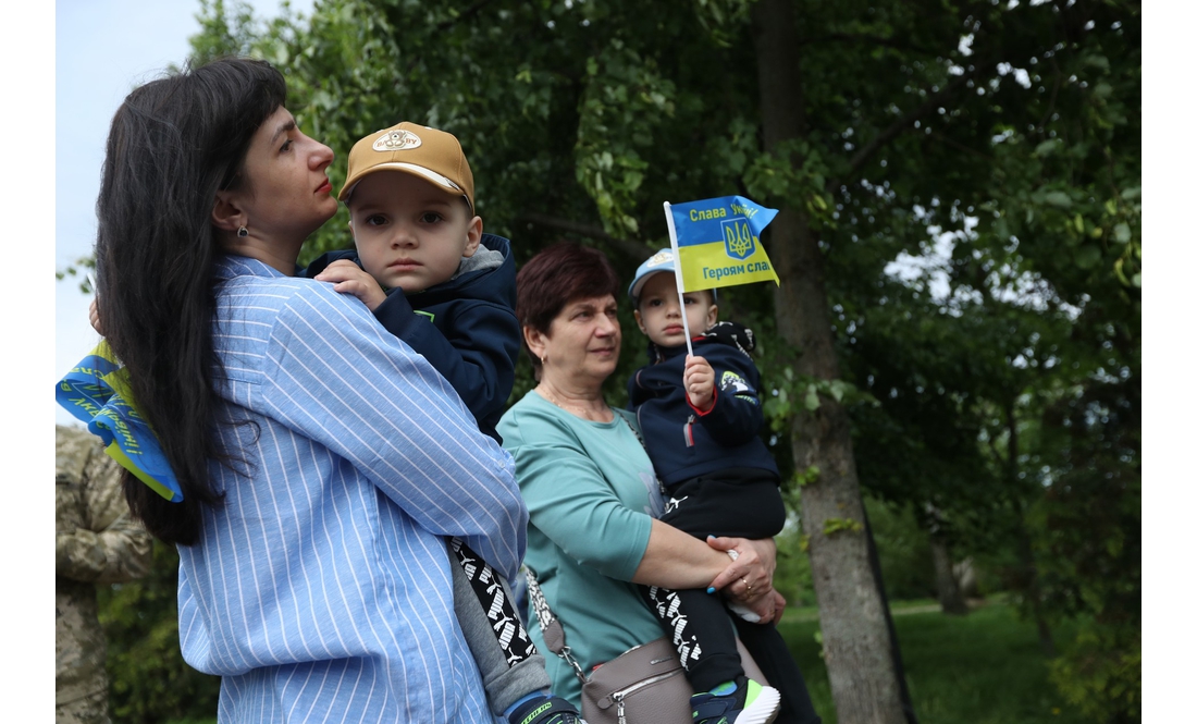 "Це місце для нас – святе": у Чернігові відкрили меморіальний знак на честь Героїв, загиблих у російсько-українській війні