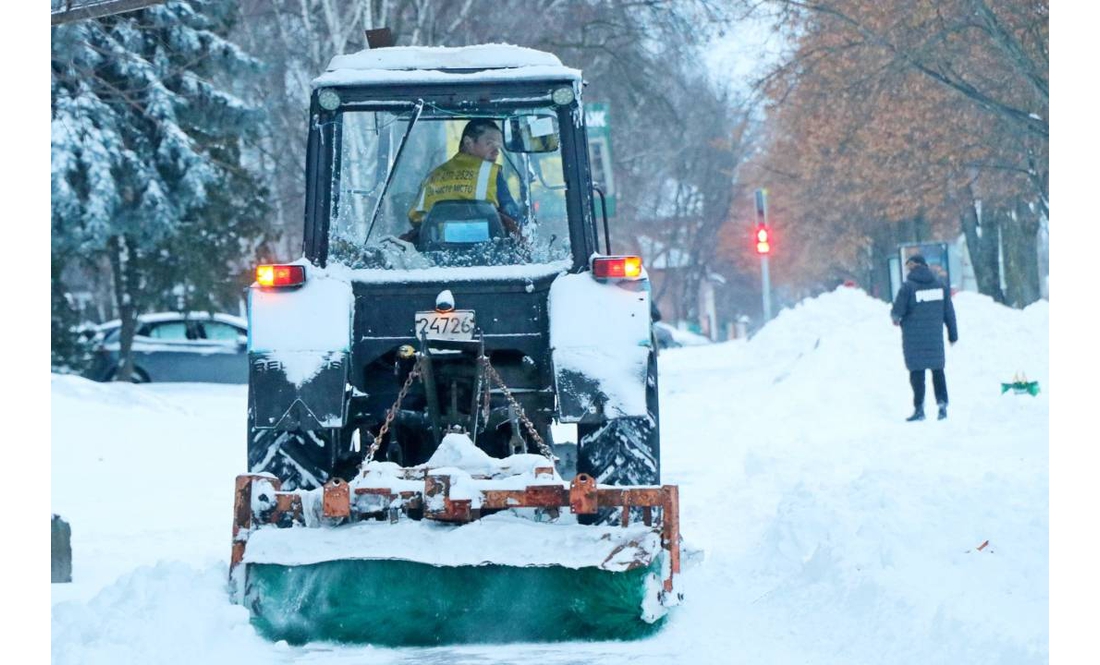 У Чернігові випало 14 см снігу за добу: місто чистять спецмашини та трактори