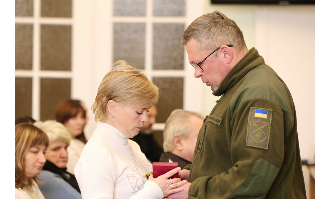 "Ця боротьба триває завдяки їм": родинам захисників із Чернігівщини передали посмертні нагороди