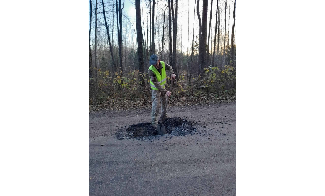 Прикордонна громада взялася за ямковий ремонт доріг і пасажирські перевезення
