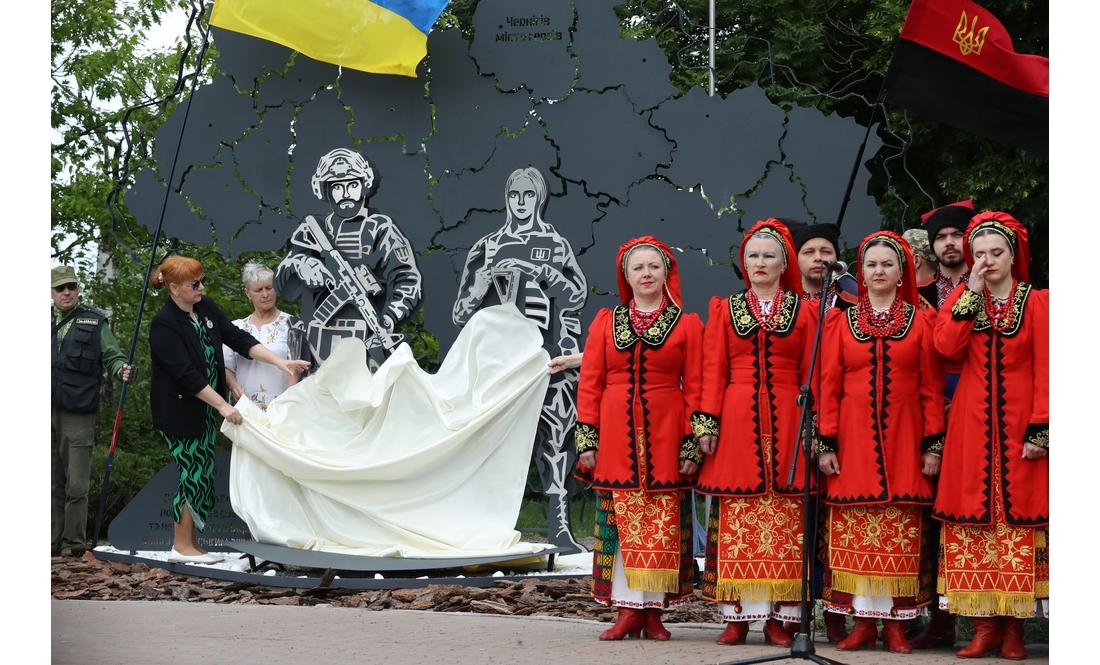 "Це місце для нас – святе": у Чернігові відкрили меморіальний знак на честь Героїв, загиблих у російсько-українській війні