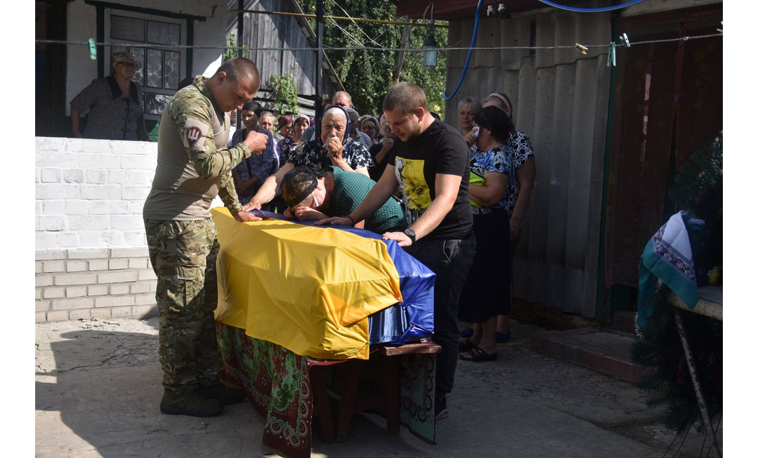 Носівська громада попрощалася з Героєм, який загинув на Харківщині