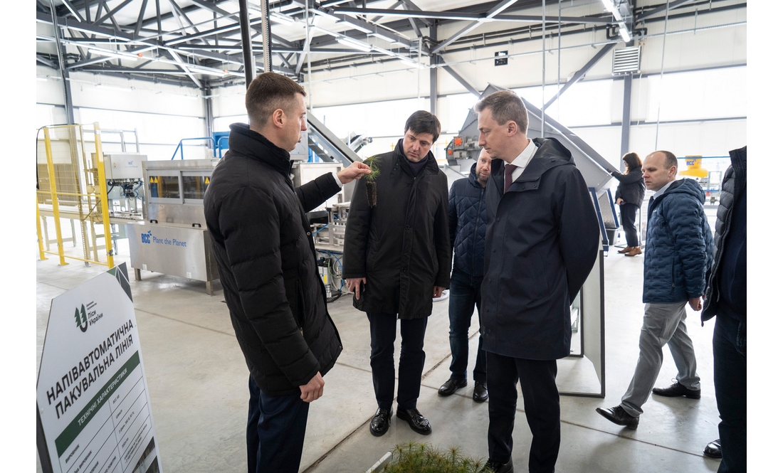 Міністр дивився, як працює найбільший в Україні лісовий селекційно-насіннєвий центр на Чернігівщині