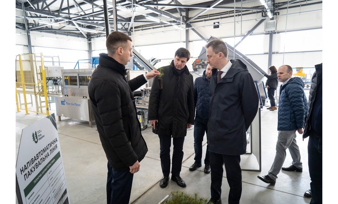 Міністр дивився, як працює найбільший в Україні лісовий селекційно-насіннєвий центр на Чернігівщині