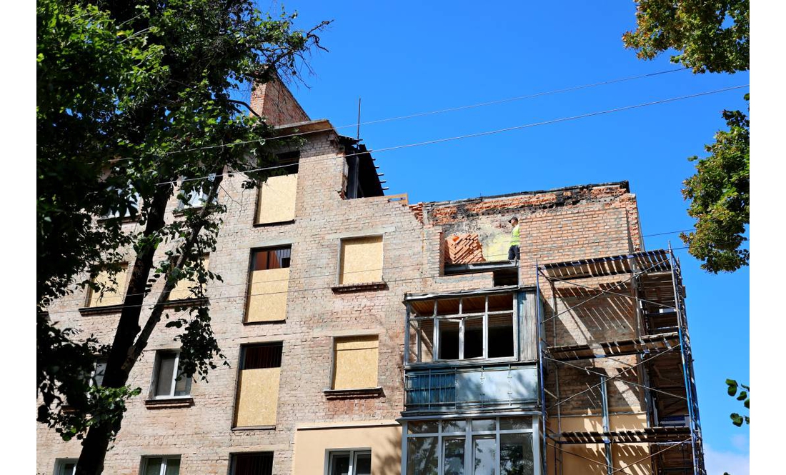 У чернігівському будинку після удару безпілотника зводять четвертий поверх