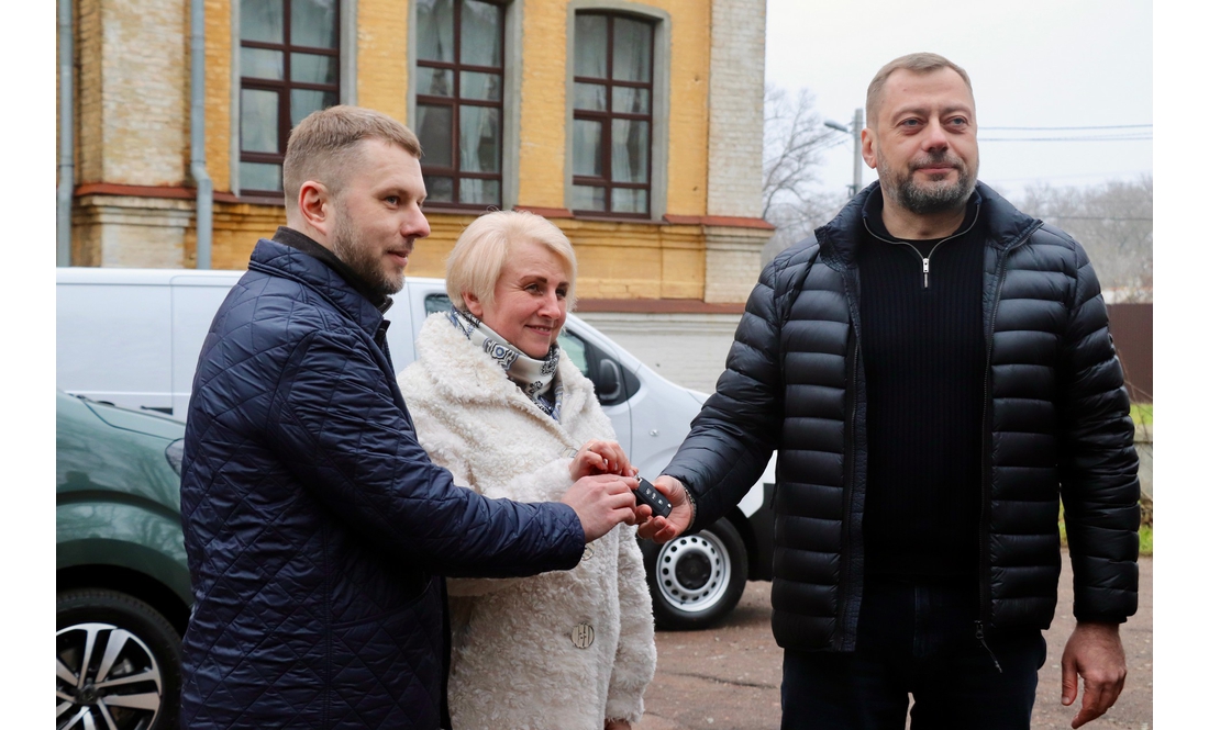 Три громади Чернігівщини отримали фургони від Франції
