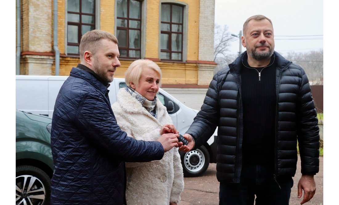 Три громади Чернігівщини отримали фургони від Франції