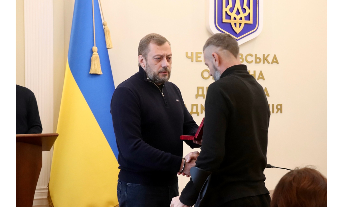Державні нагороди військовим, медикам, освітянам і митцям: у Чернігові відзначили жителів області
