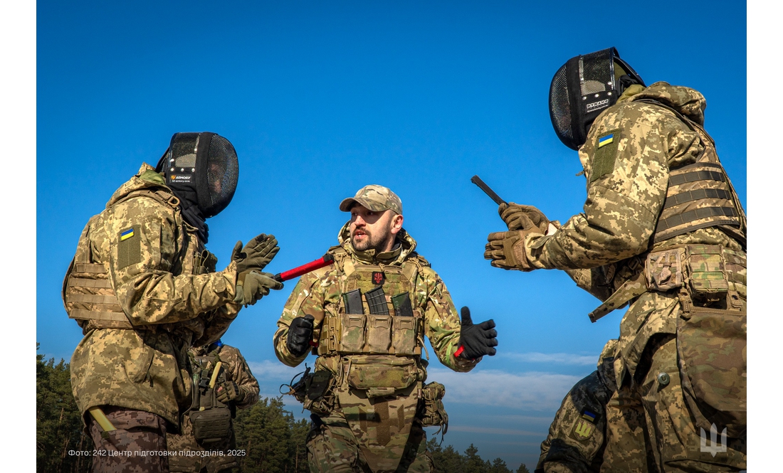 На Чернігівщині бійців ЗСУ вчать ножового бою. Фото