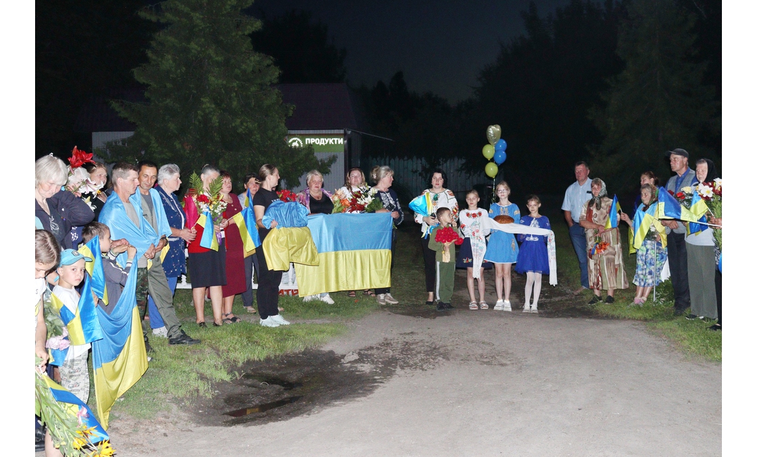 У громаді показали, як зустрічали захисника після обміну та реабілітації