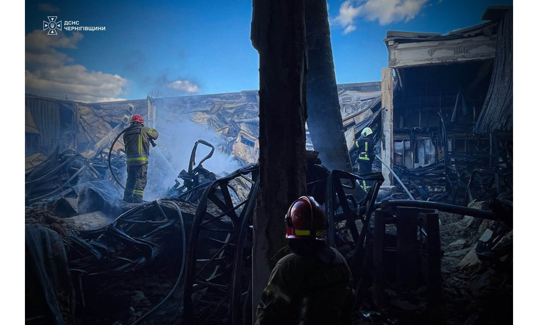Є постраждалі: рятувальники показали наслідки удару по Епіцентру в Прилуках