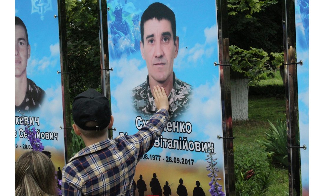 "У наших серцях - назавжди, любі наші сини": у селищі відкрили Алею Героїв