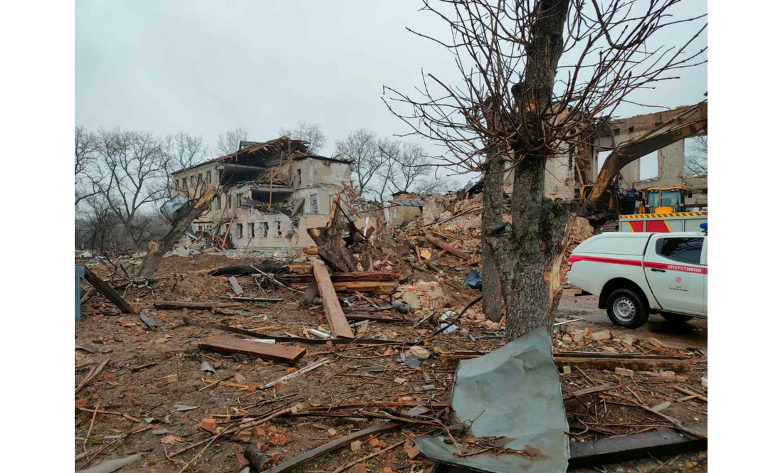 Палаючі будинки та завали: як працюють рятувальники у Чернігові